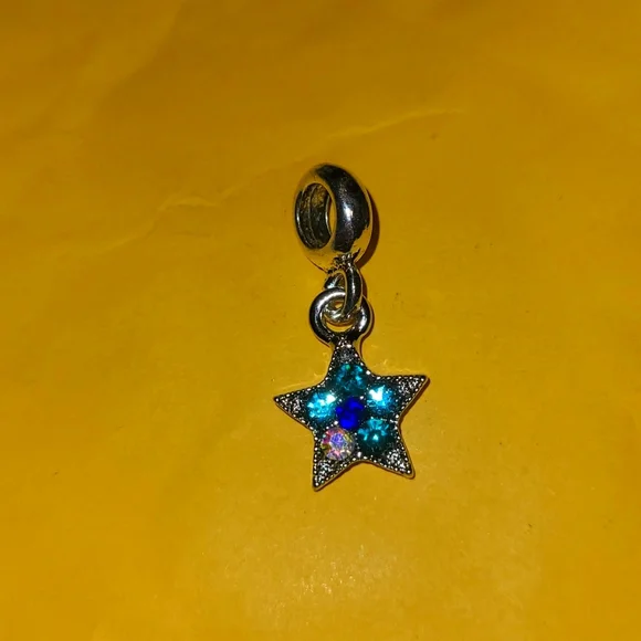 Star Charm ❤️ - Picture 2 of 5